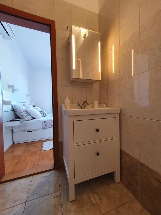 Room Novakovic บีโอกราดนาโมรู ภายนอก รูปภาพ